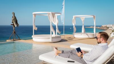 Am Pool sitzend arbeiten, das ist bei einer Workation möglich. (Foto: Robinson Club GmbH)
