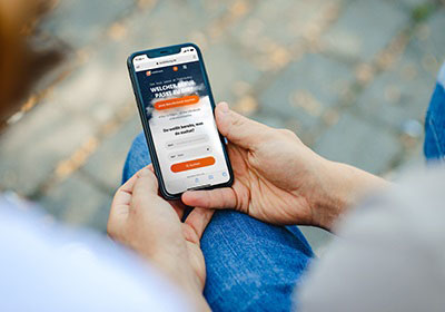 Zwei Menschen schauen auf Ausbildung.de-App