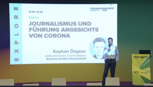 Kayhan Özgenc auf Bühne.