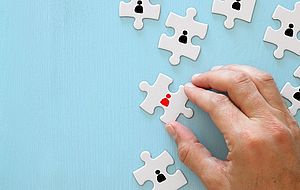 Hand puzzelt.
