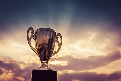 Pokal im Sonnenaufgang.
