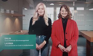 Auszubildende stellen das Projekt vor.