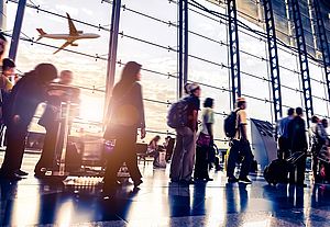 Menschen am Flughafen.