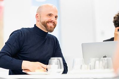 Gründer Benjamin Schwarz freut sich über die neuen Gesellschafter. (Foto: Simon Thon)