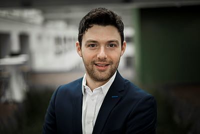 Felix Baerstecher, Personaldirektor bei der Boston Consulting Group, setzt sich dafür ein, dass die Pride-Community in seinem Unternehmen akzeptiert wird. (Foto: Boston Consulting Group)