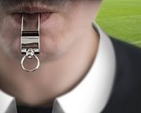 Pfeife mit Pfeife oder respektierter Spielleiter? Für Schiedsrichter wie Führungskräfte eine Frage der Souveränität; Bild: 2touch/Fotolia.de