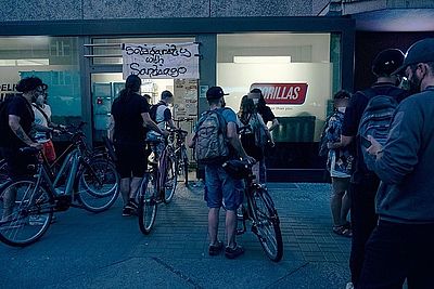 Streik-Transparent am Gorillas-Warenlager in der Torstraße, Berlin-Mitte.
