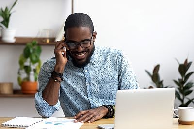 Die Mehrheit der Befragten möchte zukünftig sowohl von Zuhause als auch vom Büro aus arbeiten können. (Foto: Fizkes_Adobe Stock)