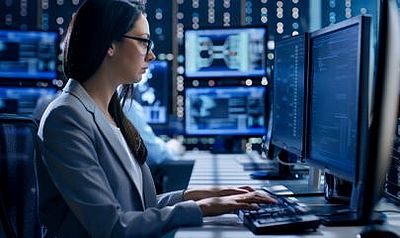 Wie kann mit den bestehenden Stereotypen über Fachkräfte in der IT gebrochen werden? (Foto: Gorodenkoff_Adobe Stock)