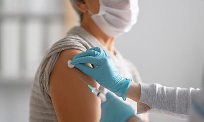 Auch Betriebsärzte haben in vielen Unternehmen Mitarbeitende gegen das Corona-Virus geimpft. (Foto: Konstantin Yuganov_Adobe Stock)