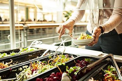 In ersten Unternehmen gibt es einen 2G-Bereich in der Kantine. (Foto: Robert Poorten_Adobe Stock)