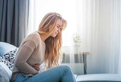 Arbeiten mit Unterleibschmerzen soll beim Menstruationsurlaub verhindert werden. (Foto:leszekglasner-stock.adobe.com)