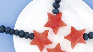 Ein Teller mit Melonen an Spießen.