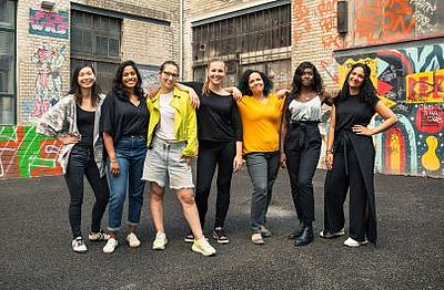 Martha Dudzinski (vierte von links) und Regina Sandig (zweite von rechts) wollen gemeinsam mit den anderen Swans Frauen mit Migrationshintergrund beim Berufseinstieg helfen. (Foto: Mina Esfandiari)