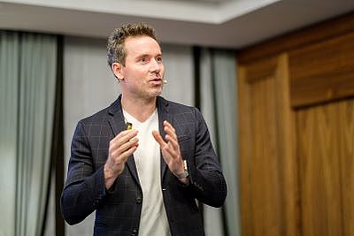 Organisationsentwickler und Olympiasieger Stefan Kermas ist überzeugt: Für ein gutes Zusammenspiel im Team ist die Vorbereitung entscheidend und nicht der Plan. (Foto: Dirk Beichert Business Foto)