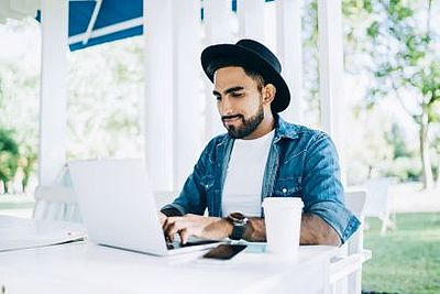 Mehr als die Hälfte aller Befragten fühlt sich bei der Jobsuche diskriminiert. (Foto: BullRun_Adobe Stock)