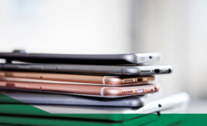 Mobile Endgeräte gestapelt.