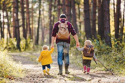 Bei Linkedin kann sich jeder Nutzer zukünftig als Vater im Lebenslauf outen. (Foto: Halfpoint_Adobe Stock)