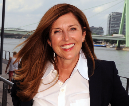 Nelly Kostadinova ist internationale Unternehmerin, Autorin und Keynote-Speakerin. Ihr Buch 