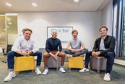 Rose Bikes-Geschäftsführer Marcus Diekmann (rechts) und Dr. Jan Weischer, CEO von BabyOne, (Mitte rechts) unterstützen ab sofort das Start-up. (Foto: Simon Thon)