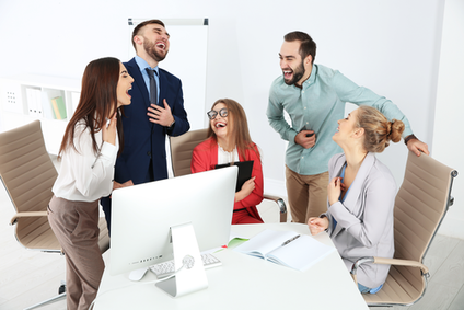 Junge lachende Kollegen im Büro