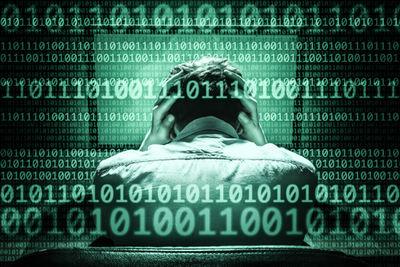 Mann von hinten hält sich Hände über den Kopf bzw. auf die Ohren, symbol Überforderung, dazu binäre Zahlen als Symbol für die Digitalisierung