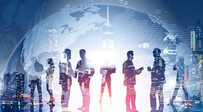 Globussymbol, davor Menschen in Business-Outfit