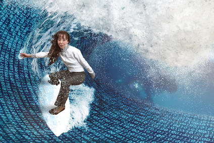 Frau reitet auf einer Datenwelle