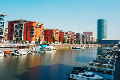 Frankfurt am Main, Westhafen mit neuen Häusern und Bootsanlegern