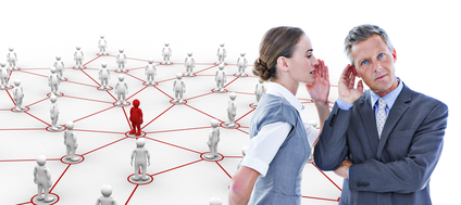 Eine Frau flüstert einem Manager etwas ins Ohr, im Hintergrund symbolisch Menschennetzwerk