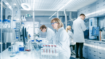 Chemiker und Chemikerinnen im Labor bei der Arbeit