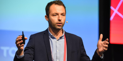 Stijn de Groef von Talmundo hält einen Vortrag