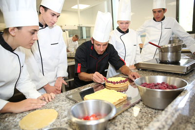 Ob eine Ausbildung zum Konditor oder in einem anderen Beruf: Das Handwerk kann für Studienabbrecher eine gute Alternative sein.
Foto: © goodluz/StockAdobe