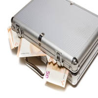 50-EUR-Scheine in einem Koffer