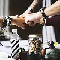 Joviales Miteinander - in Stellenzeigen kommt vertrauliches Duzen jedoch manchmal respektlos rüber.
Bild (CCO): pexels.com