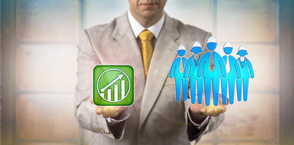 Ein Manager hält in seiner linken Hand symbolisch Mitarbeiter und in der rechten Hand ein Chart mit einer nach oben rechts verlaufenden Erfolgskurveann in Businn