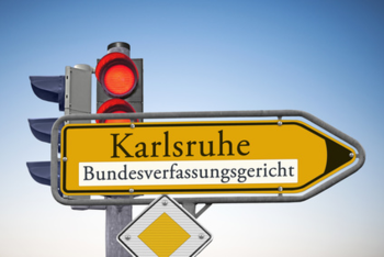 Rote Ampel und Verkehrsschild zum Bundesverfassungsgericht in Karlsruhe
