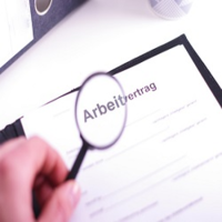 Genau hinsehen: Manchmal kommt es vor, dass Vertragsklauseln unwirksam sind. Bild: Fotolia.de