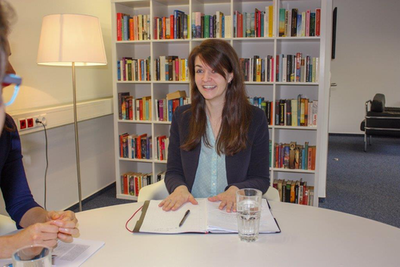 Zur Person: Dr. Annina Hering arbeitet als Economist im Indeed Hiring Lab und legt in ihren Analysen einen Schwerpunkt auf Deutschland. Zuvor war sie wissenschaftliche Mitarbeiterin am Max-Planck-Institut für Gesellschaftsforschung.