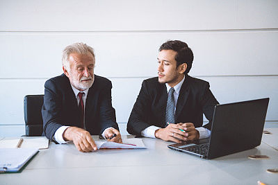 Junge Mitarbeiter können von alteren viel lernen. Doch die Zusammenarbeit verschiedener Generationen klappt nicht immer ideal. (Foto: Baan Taksin Studio - stock.adobe.com)