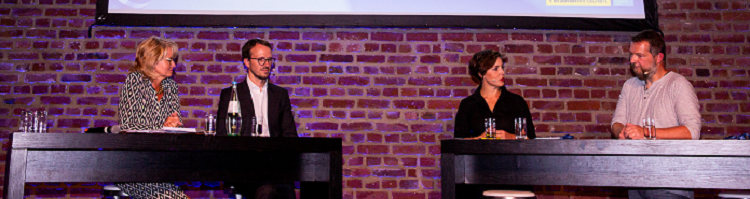 Alle Experten und Moderatorin auf der Bühne