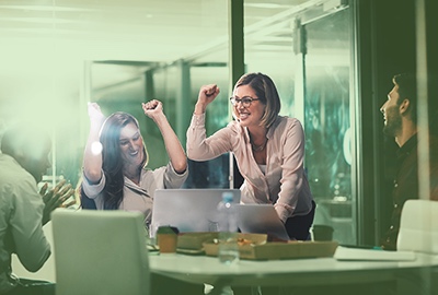 Glückliche Frauen im Büro