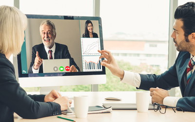 Geschäftsleute während Videokonferenz