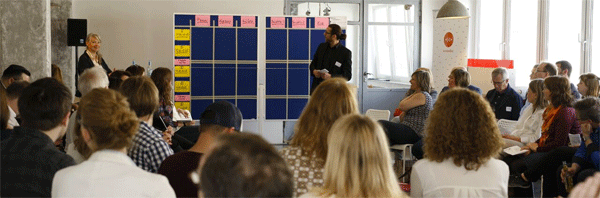 Beim Augenhöhecamp in Düsseldorf brachten die Teilnehmer ihre Themen selbst mit und diskutierten je nach Interesse - ob im großen Plenum...