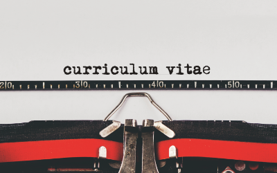 curriculum vitae auf einer Schreibmaschine getippt.