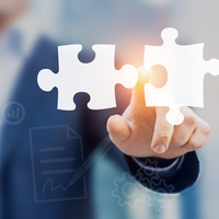 Manager vor zwei Puzzleteilchen