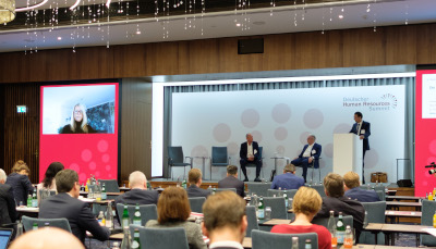 Diskutierten über das Arbeitsrecht im Zeichen von Corona (v.l.): Heinke Hahn, Director Global HR bei Sennheiser electronic, Hans-Peter Kleitsch, Leiter Personal & Senior Vice President Human Resources, MTU Aero Engines, sowie Dr. Thomas Drosdeck und Mark