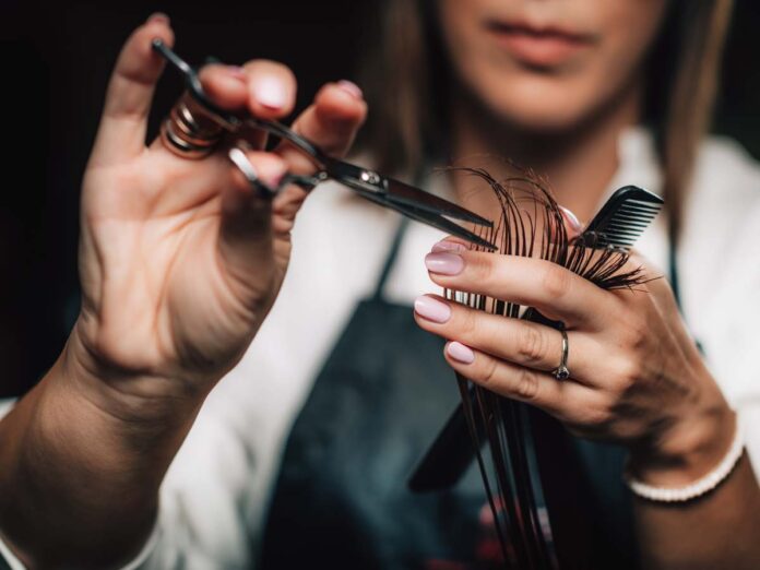 Vom erhöhten gesetzlichen Mindestlohn profitieren besonders Friseure und Friseurinnen, da es keinen Branchenmindestlohn für diesen Beruf gibt. Foto: Microgen_stock.adobe.com