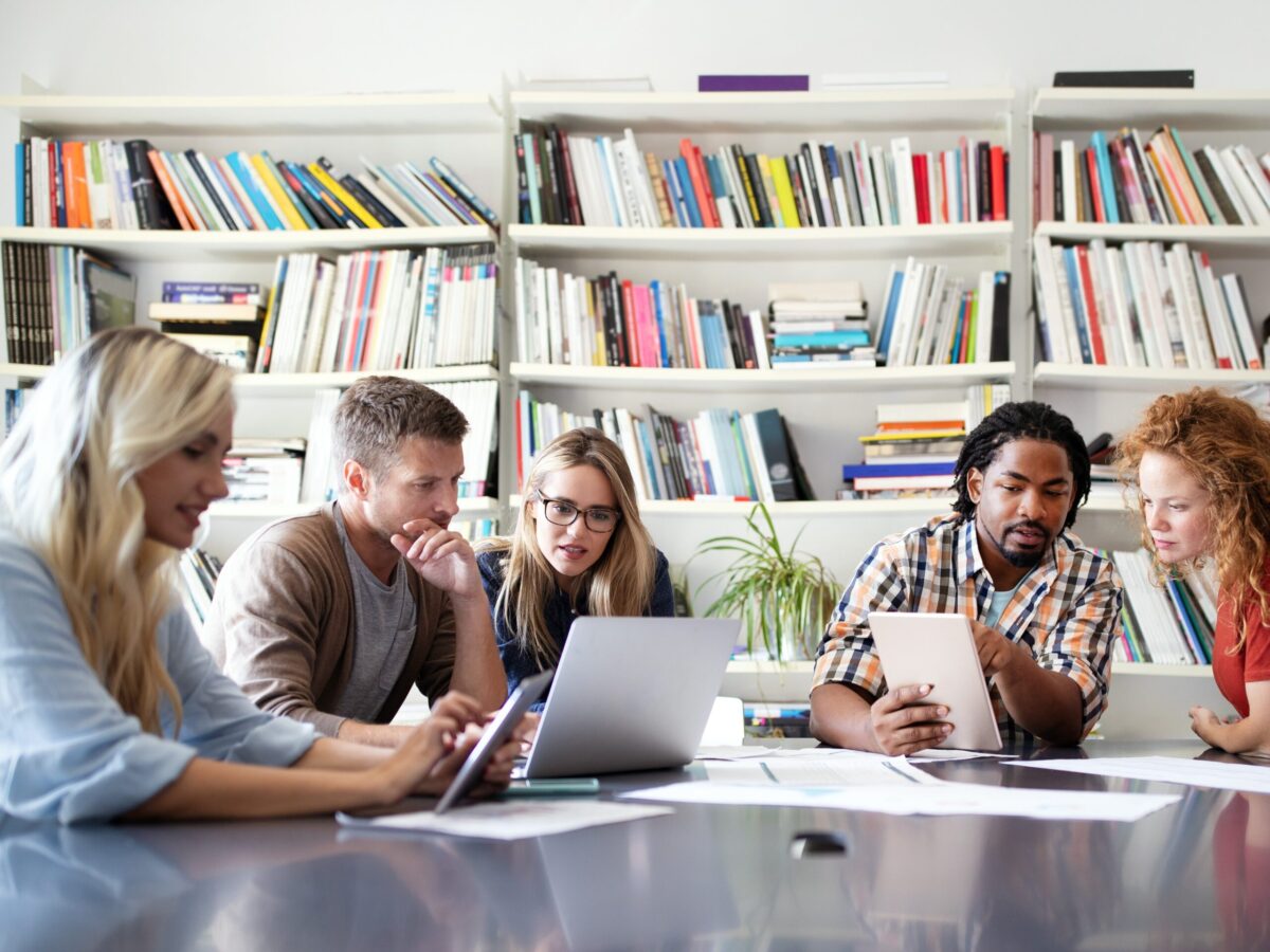 Personale und sozial-kommunikative Kompetenzen werden immer wichtiger. Foto: NDABCREATIVITY_adobe.stock.com