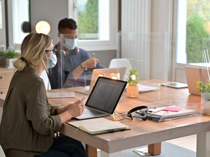 Rückkehr ins Büro: Ganz so wie früher wird es auf absehbare Zeit in vielen Unternehmen nicht aussehen. (Foto: goodluz - stock.adobe.com)